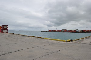 耐震強化岸壁の整備が急がれている＝25日、平良港