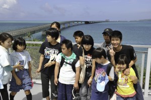 伊良部大橋建設現場の遠見台で記念撮影をする子どもたち＝7日、久貝の伊良部大橋遠見台