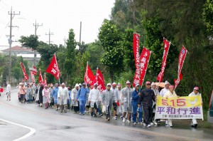 ２５０人（主催者発表）が平和行進を行い宮古、沖縄、、日本、世界の恒久平和を訴えた＝14日、下地