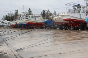 台風接近に備えロープで結ばれた漁船＝24日、平良・荷川取漁港