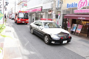 パトロールで駐車違反をしないよう呼び掛ける警察と消防の車両＝７日、西里大通り