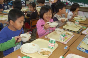 給食を楽しむ子どもたち。地元産食材の活用が求められている（資料写真）