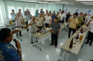 参加者たちは宮古島トライアスロン大会のさらなる発展と今年の大会の成功を乾杯で祝った＝15日、市役所平良庁舎6階会議室