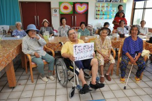 寄贈された車いすを早速活用する利用者（前列左から２人目）＝９日、きゅーぬふから舎