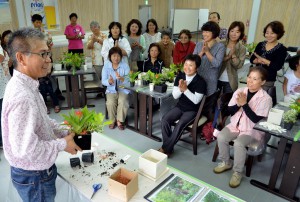 セミナー参加者たちは石原さんからガーデニングテクニックを学んだ＝23日、市熱帯植物園