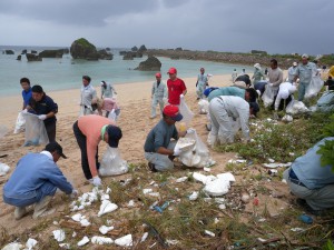 約２００人が参加して砂浜の美化に努めた＝20日、保良漁港隣の砂浜