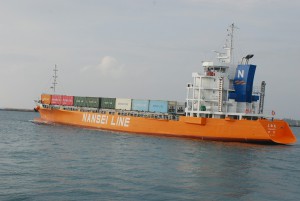 貨物を満載して那覇新港に向け出港した新造貨物船「よね丸」＝20日、平良港