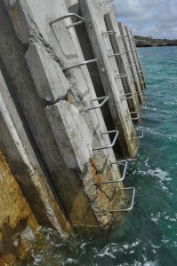 一部コンクリートがはがれ、ひび割れが入っている海中観察施設の外壁部分＝６日、平良狩俣
