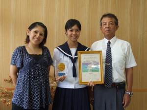 永松校長（右）、西原さん（中央）、湧川教諭（左）＝４日、多良間中学校校長室