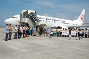 セレモニーの後、新デザイン機は那覇から宮古空港向け初飛行した＝19日、那覇空港