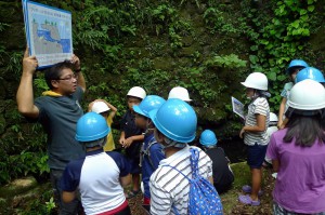 参加した児童たちは各地の湧水に住む生き物たちの生態について学んだ＝21日、平良、大和井
