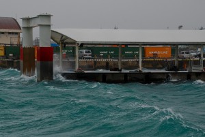 台風9号の影響で高波が押し寄せた離島航路の桟橋＝５日、平良港