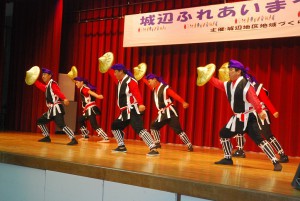 伝統芸能舞台では、若者たちが保良のヨンシーなどを演じた＝７日、城辺公民館（旧城辺農村環境改善センター）