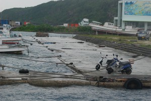 異常潮位の影響で浸水した岸壁の一部＝30日午前８時すぎ、佐良浜漁港