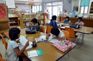 館内では夏休みの宿題に取り組む児童生徒たちの姿が目立った＝30日、城辺図書館