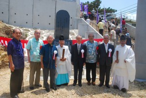 除幕式の後、御製碑前で記念撮影する真栄城名誉会長（右から４人目）と関係者ら＝７日、宮古神社第一鳥居そば