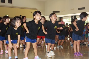 曲に乗って踊りを楽しむ子どもたち＝11日、市中央公民館
