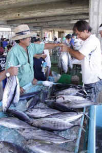 にぎわったカツオやマグロなどの鮮魚コーナー＝21日、宮古島漁協