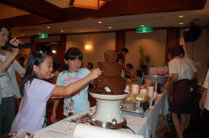 ホテルが工夫した「台風縁日」を楽しむ子供たち＝５日、宮古島東急リゾート