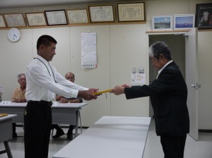 豊見城委員長（右）から当選者に当選証書が手渡された＝21日、多良間村役場
