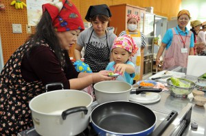 児童は保護者と一緒に楽しそうに料理に挑戦した＝17日、平良保健センター