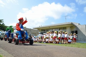 交通安全を呼び掛けるマリオカートでの車両パレードは子どもたちの大人気となった＝20日、東幼稚園