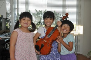 ビオラを手に笑顔の子どもたち＝７日、アマノヴァイオリンスクール