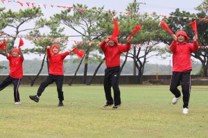 運動会で初めて保良の応援踊りを披露する「保良の青年たち」＝18日、福嶺小グラウンド