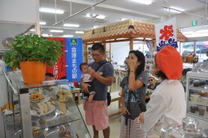多くの市民と観光客が訪れ、新しい公設市場で買い物を楽しんでいる＝３日、平良下里の宮古島市公設市場