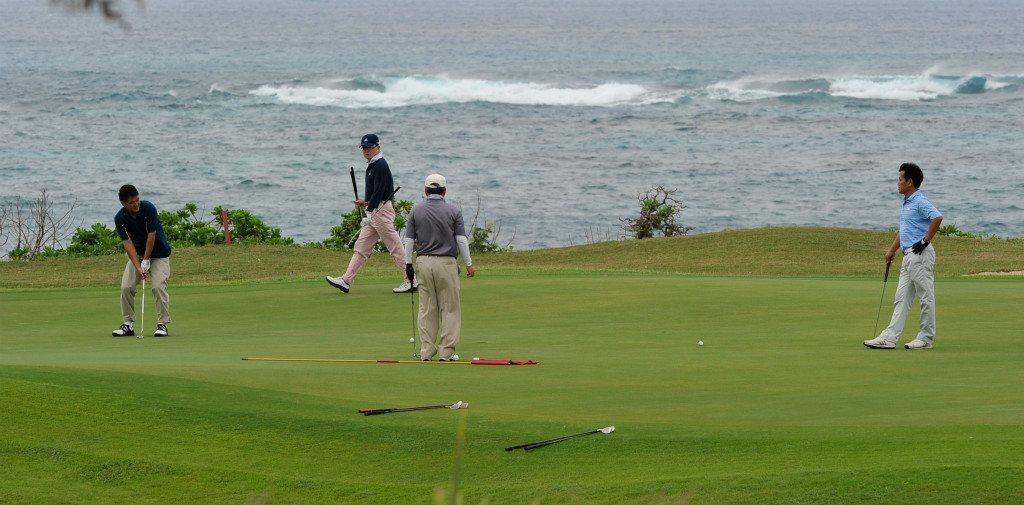 ゴルフ仲間や職場仲間たちと一緒になってプレーを楽しむ参加者ら＝2日、エメラルドコーストゴルフリンクス