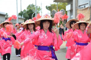 そろいの着物を着て優雅な踊りを披露しながらパレードする女性たち＝７日