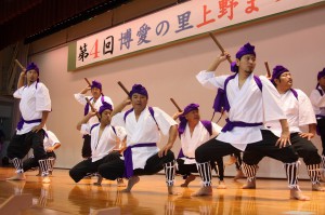 祭りでは多彩な舞台発表が行われた。写真は野原民族芸能保存会による棒振り＝９日、上野体育館