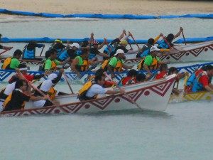 熱戦を展開する爬竜舟レース＝９日、パイナガマビーチ