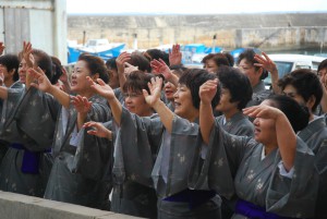 歓喜の表情で踊る今年卒業するユークインマたち＝佐良浜