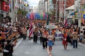 前夜祭パレードで行進する世界各国のウチナーンチュ＝12日、那覇市、国際通り