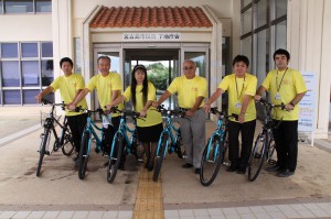 電動アシスト自転車などの無料貸出社会実験をＰＲする下地市長（右から３人目）や都市計画課の職員たち＝７日、市役所下地庁舎