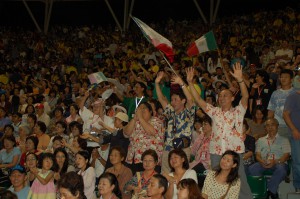 海外から約５３００人のウチナーンチュが集った大会のグランドフィナーレ＝16日、那覇市、沖縄セルラースタジアム那覇