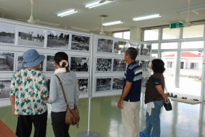 島の祭祀の様子などを収めた写真が展示されている＝６日、池間公民館