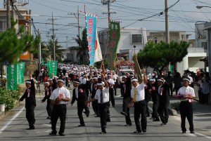 約４００人の男衆が集落内の道路をパレードした＝７日、平良字西原