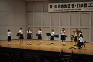 各校代表の児童生徒が管打楽器による演奏を披露した＝29日、マティダ市民劇場