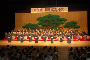 「とうがに」が奏でられ、垣花光子舞踊研究所の舞いで芸能祭の幕が開いた＝2日、浦添市てだこ大ホール