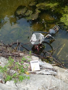 農業用水のため池などに投げ入れられた自転車