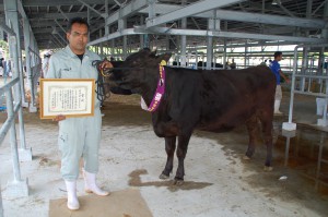 優秀賞（県家畜改良協会長賞）を受賞した荷川取さん＝２日、糸満市、南部家畜市場