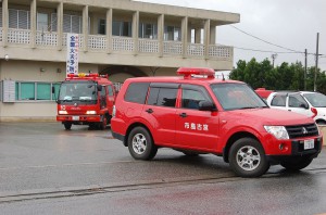 秋季全国火災予防運動が始まり、車両パレードで意識掲揚を呼び掛けた＝９日、市消防本部