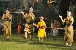 多良間村文化協会　踊り手が唄いながら踊る素朴なクイチャーを披露。派手さはないが伝統の持つ重みを表現した多良間村文化協会の皆さん