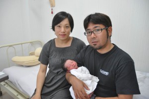 「70億人目の赤ちゃん」となる光君の誕生を喜ぶ直志さんと優香さん＝１日、奥平産婦人科