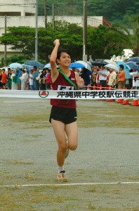 県中学駅伝女子で準優勝した平良中は九州大会の切符を手にした＝19日、本部町多目的広場