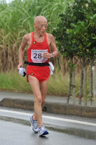 フルマラソンの部最高齢82歳の小野寺和一さん。年齢を感じさせない力強い走りをみせた