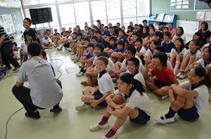 スカイプを活用して愛知県の岩滑小の児童たちと交流学習を行った＝22日、南小学校