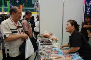 長濱政治副市長が会場を訪れ出店事業者を激励した